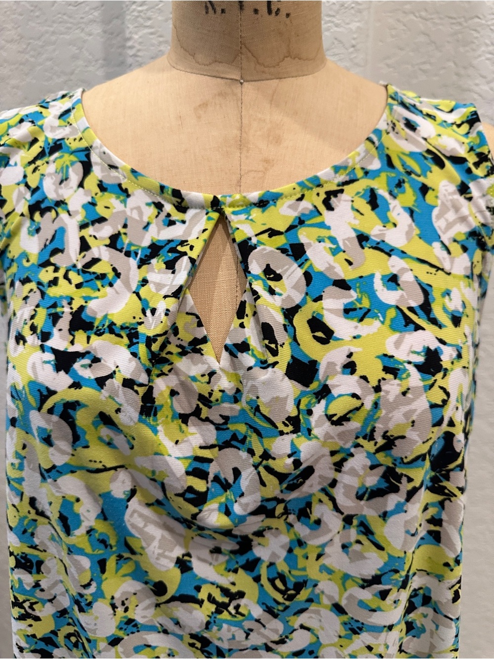 Kasper Sleeveless Keyhole Blouse in Blue, Lime & White - Picture 2 of 7